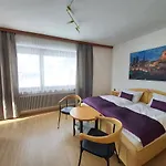 Karlsdorfer Hof 2*
