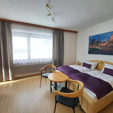 Karlsdorfer Hof 2*