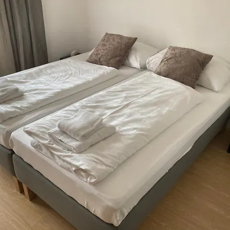 Karlsdorfer Hof מלון 2*