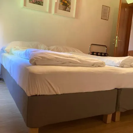 מלון Karlsdorfer Hof 2*